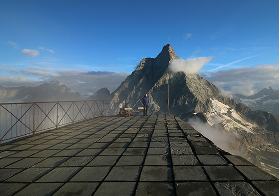 10mm, f/8.0, 1/125, ISO 100<br>Verlassene Seilbahnstation am Furggen auf 3492m